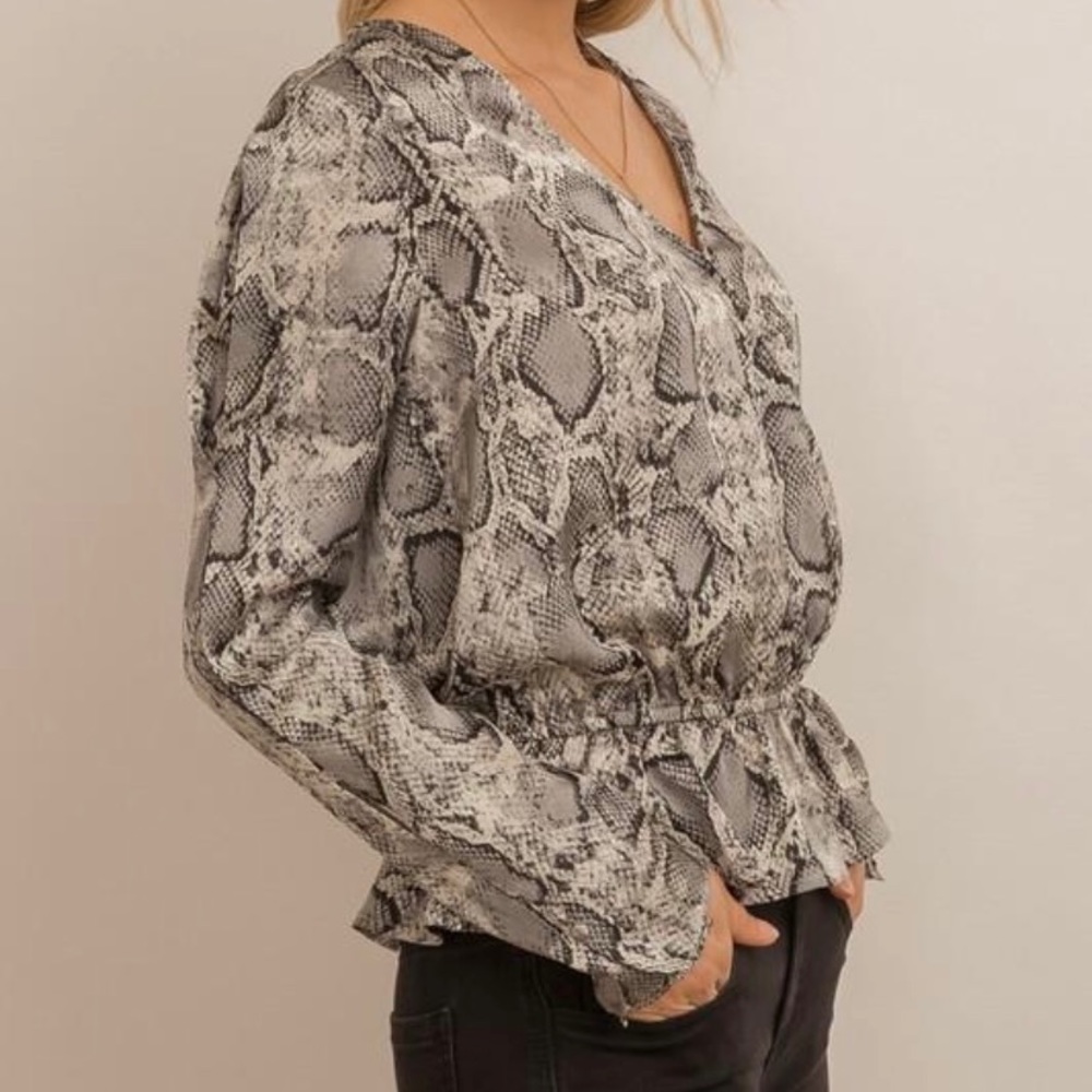 Snake print blouse ❤️
